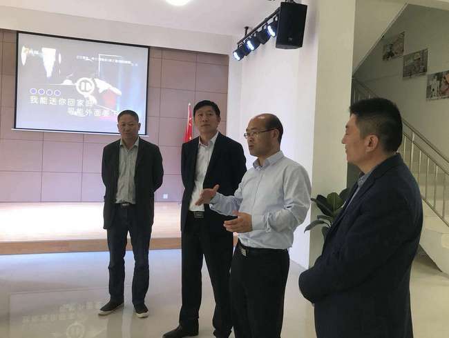 集团党委书记、董事长刘飞，，，，，现场指导&ldquo;党建&middot;家&rdquo;活动中心建设.jpg